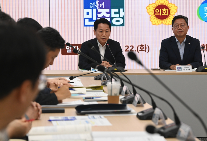 고영인 경제1부지사가 22일 수원시 영통구 경기도의회 예담채에서 열린 집중호우 피해복구 및 민생회복 지원을 위한 더불어민주당 당정협의회에서 발언을 하고 있다.