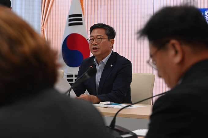 김승원 더불어민주당 경기도당위원장이 22일 수원시 영통구 경기도의회 예담채에서 열린 집중호우 피해복구 및 민생회복 지원을 위한 더불어민주당 당정협의회에서 모두발언을 하고 있다.