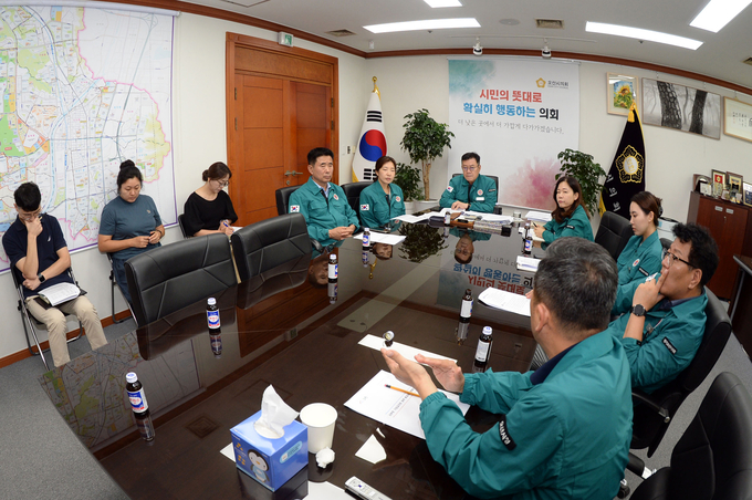 오산시의회가 22일 시 집행부로부터 사고 현황과 긴급 조치사항, 향후 복구 계획을 보고받고 있다. (사진=오산시의회 제공)
