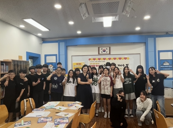  대곶중학교 여름방학 독서캠프에 참여한 학생들의 작가와의 만남에서 브이자를 그리며 활짝 웃고 있다. (사진=김포교육지원청 제공)