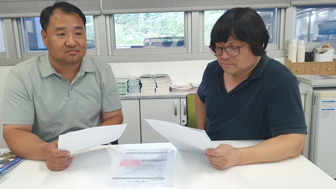 (사진 왼쪽부터) 김길주 팀장과 최주형 주무관, (사진=가평군 북면 행정복지센터 제공)