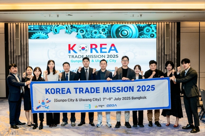 군포시는 경기도 경제과학진흥원 ‘2025 동남아 시장개척단’이 수출계약을 체결한 후 기념촬영을 하고 있다. (사진=군포시 제공)