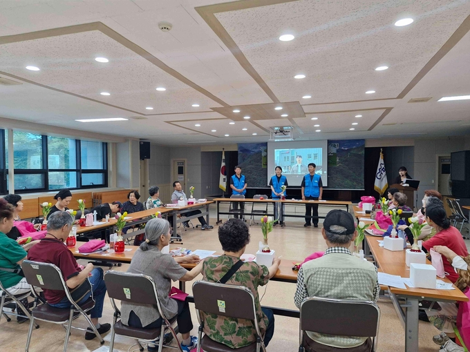 가평군 청평면 행복마을관리소가 최근 1인 가구 취약계층을 대상으로 안전교육과 생활지원 프로그램을 실시했다. (사진=가평군 청평면 행정복지센터 제공)