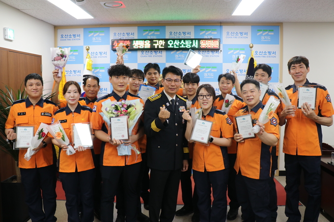 오산소방서, 중증환자 생존률 끌어올린 27명 ‘세이버’ 인증식 가져. (사진=오산소방서 제공)