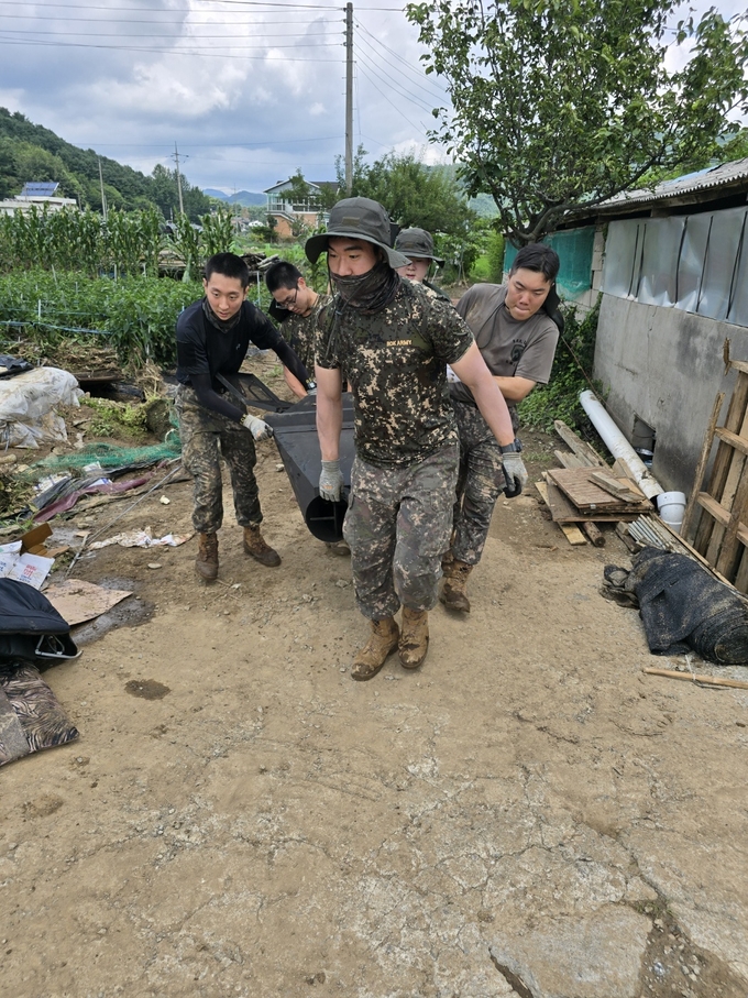 가평군 조종면 제1여단 102대대는 21일 침수 피해를 입은 신상1리 3개 가구를 대상으로 수해복구 작업을 펼쳤다. (사진=가평군 조종면 행정복지센터 제공)