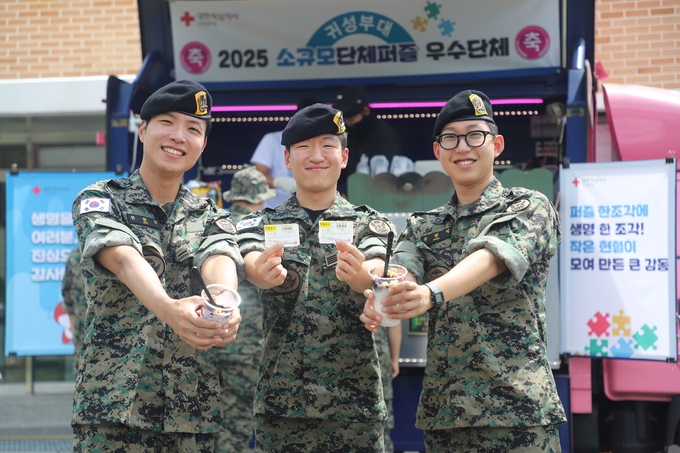 이동식 간식차 앞에서 기념촬영을 하는 육군 특수전사령부 귀성부대원들. ( 사진 = 귀성부대 제공 )