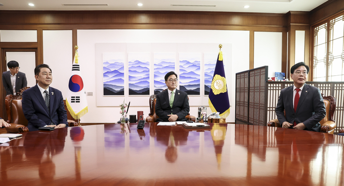  우원식 국회의장(가운데)과 김병기 더불어민주당 당 대표 직무대행 겸 원내대표(왼쪽), 송언석 국민의힘 비상대책위원장 겸 원내대표가 23일 국회 국회의장실에서 회동을 갖고 있다. (사진=연합뉴스) 