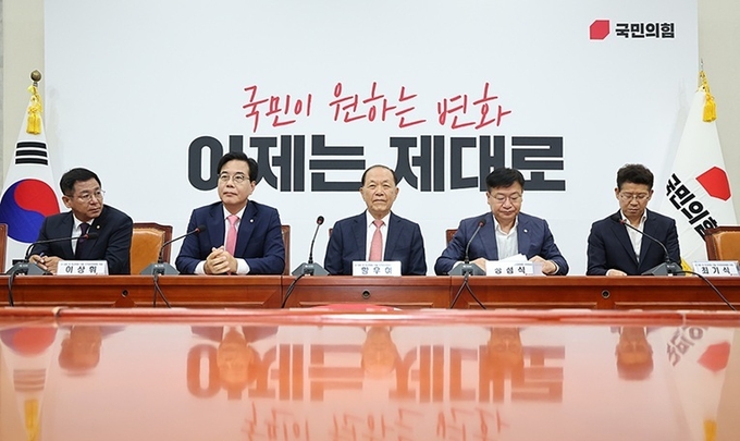 국민의힘은 지난 14일 오전 국회 회의실에서 당대표 및 최고위원 선출을 위한 선거관리위원회를 구성하고 황우여 선관위원장과 선관위원들이 참석한 가운데 1차 회의를 열었다. (사진=국민의힘 제공)