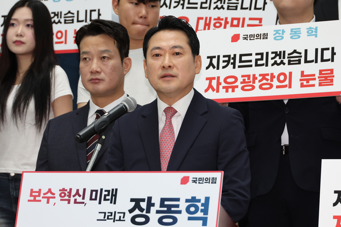 장동혁 국민의힘 의원이 23일 국회박물관에서 당대표 출마를 선언 후 취재진 질문에 답하고 있다. (사진=연합뉴스)