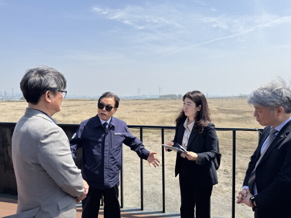 지난 4월 한국해운조합이 경인권 종합안전비상훈련장 건립 대상지인 중구 영종도 한상드림아일랜드 부지를 둘러보고 있다. ( 사진 = 한국해운조합 제공 )
