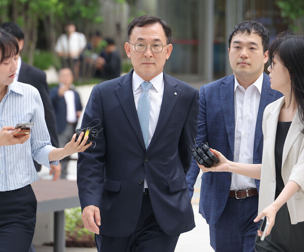 23일 정근수 전 신한은행 부행장이 서울 종로구 KT광화문빌딩에 마련된 김건희 여사 관련 의혹을 수사 중인 민중기 특별검사팀 사무실에 출석하고 있다. (사진=연합뉴스)