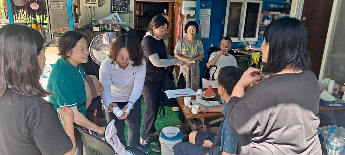 가평군은 집중호우로 피해를 입은 지역 주민들의 건강보호를 위해 이동진료와 가정 방문 건강관리 활동에 나섰다. (사진=가평군보건소 제공)