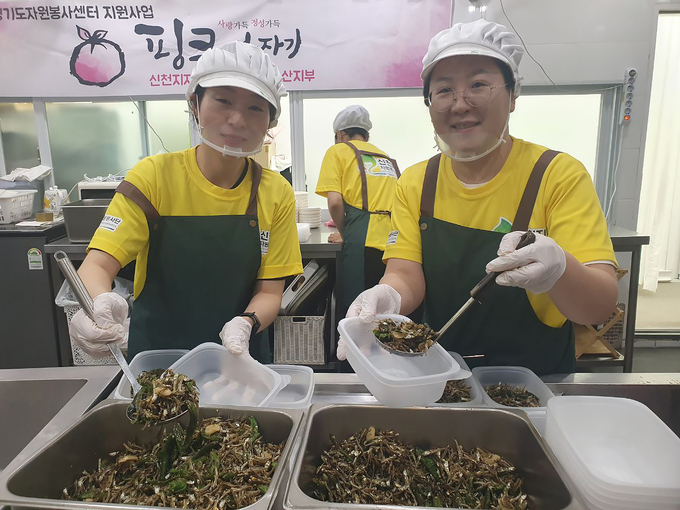 경기도 안산보훈회관에서 화성·오산지부 봉사자들이 멸치볶음을 만들고 있다. (사진=신천지자원봉사단 화성·오산지부 제공)