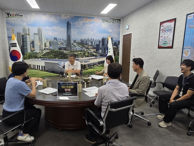 연수구 부구청장과 5급 부서장들이 청렴 미티토크콘서트에서 대화를 나누고 있다. ( 사진 = 연수구 제공 )