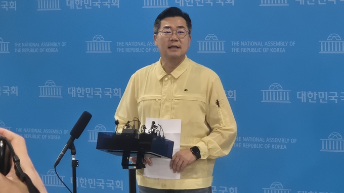 박찬대 더불어민주당 당대표 후보가 24일 오전 국회 소통관에서 검찰과거사위법을 제정하겠다고 밝힌 뒤 취재진의 질문에 답하고 있다. (사진=김한별 기자)