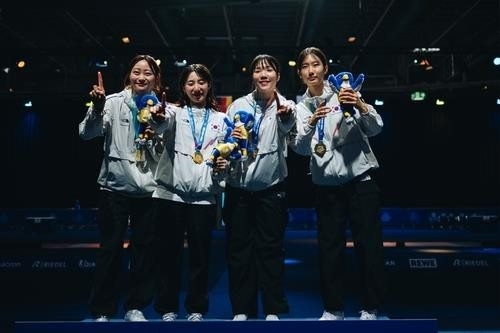 펜싱 여자 사브르 단체전에서 우승한 최세빈(왼쪽부터), 김정미, 전하영, 선은비. (사진=대한펜싱협회 제공)