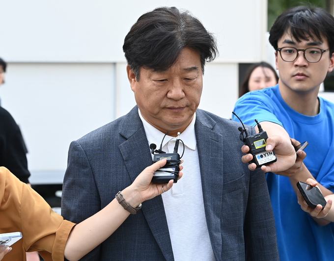  딸 명의 편법대출 및 재산축소·페이스북 허위사실 글 게시 등 혐의로 기소된 더불어민주당 양문석 의원이 24일 수원고등법원에서 열린 항소심 선고공판을 마치고 나오고 있다. (사진=연합뉴스)