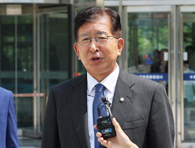  22대 총선에서 재산을 축소 신고한 혐의로 기소된 더불어민주당 이상식 의원이 24일 수원고등법원에서 열린 항소심 선고공판을 마치고 나오고 있다. (사진=연합뉴스)