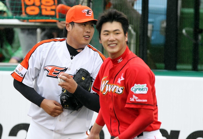 2010년 5월 23일 한화 이글스 류현진(왼쪽)과 SK 와이번스(현 SSG 랜더스) 김광현. (사진=연합뉴스)