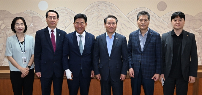 지난 25일 유정복 인천시장이 박종범 세계한인경제무역협회 회장(왼쪽에서 세번째)을 접견한 뒤 관계자들과 함께 기념촬영을 하고 있다. ( 사진 = 인천시 제공 )