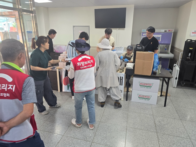  지난 24일 롯데GRS가 산청중학교에서 수해 피해 지역의 이재민에게 구호식품을 전달했다. (사진=롯데GRS 제공).