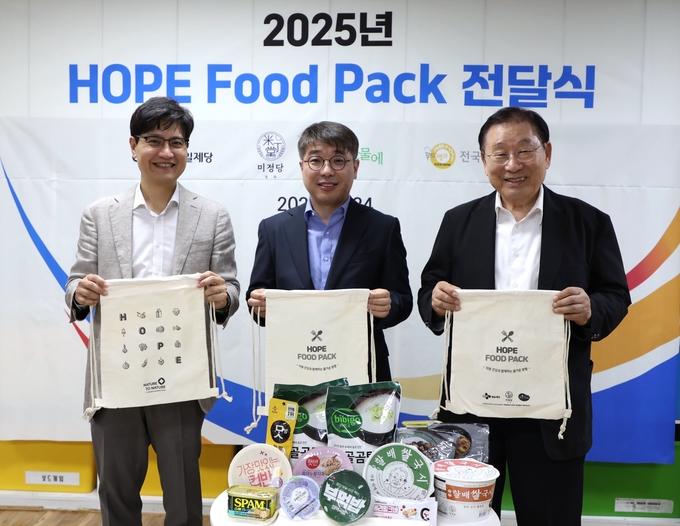  (왼쪽부터) 김주석 CJ제일제당 준법경영실장, 정재현 (주)미정 대표이사, 김성이 한국사회복지협의회 회장이 ‘2025 호프 푸드 팩(HOPE Food Pack)’ 착수식에서 기념촬영을 하고 있다. (사진=CJ제일제당 제공)