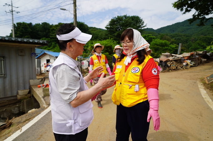 김철수 대한적십자사 회장(왼쪽)이 가평군 상면 일대를 점검하고 있다. (사진=대한적십자사 경기도지사 제공)
