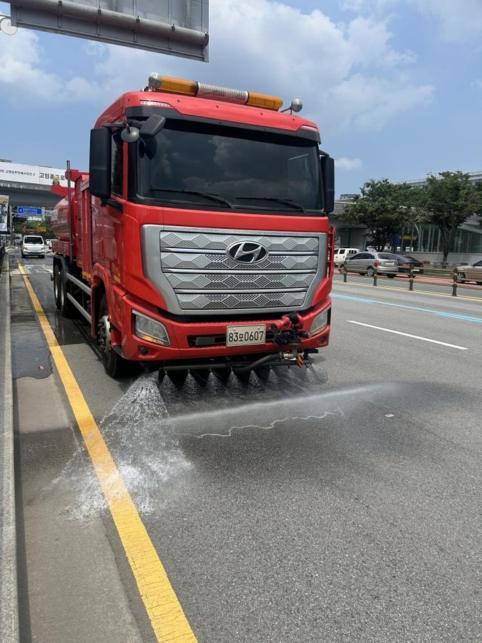고양시는 지속되는 폭염에 대응하기 위해 청소녕 노면 살수차를 추가투입해 운영하기로 했다. (사진=고양시 제공)<br>
