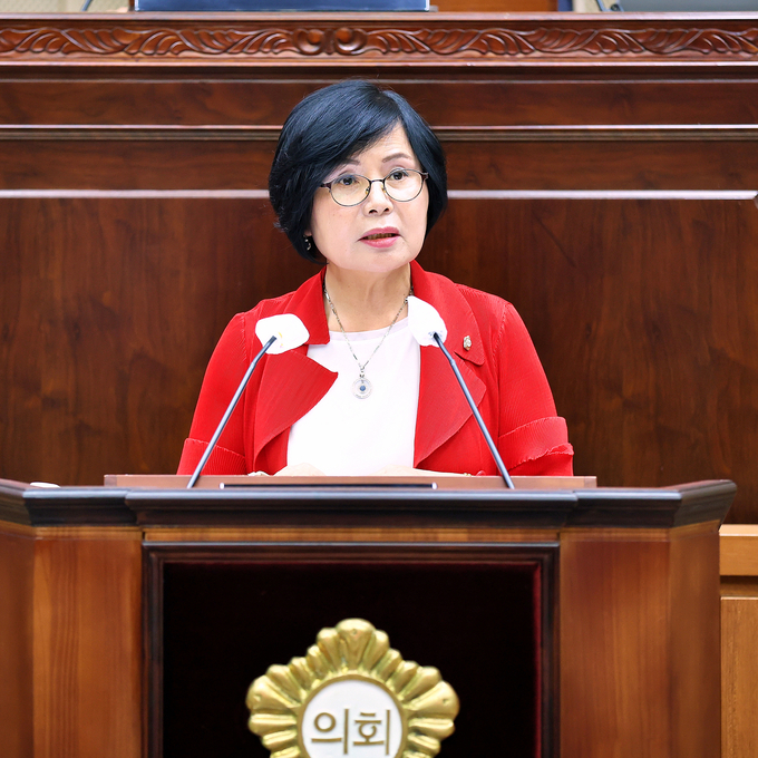 노선희 의원이 ONE-STOP 민원처리 방식 개선을 촉구하는 건의안을 발의하고 있다. (사진=의왕시의회 제공)