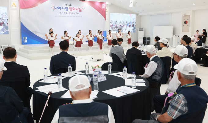 나라사랑 평화나눔 10주년 호국보훈 기념행사에 어린이합창단이 공연을 하고 있다. (사진=신천지자원봉사단 서울·경기남부지역연합회 제공)
