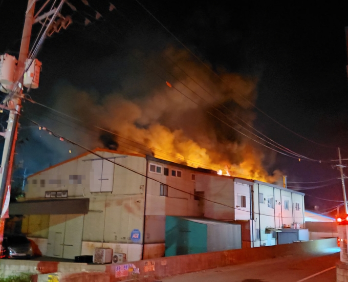  27일 김포시 대곶면의 인쇄공장에서 화재가 발생했다. (사진=경기도소방재난본부 제공)