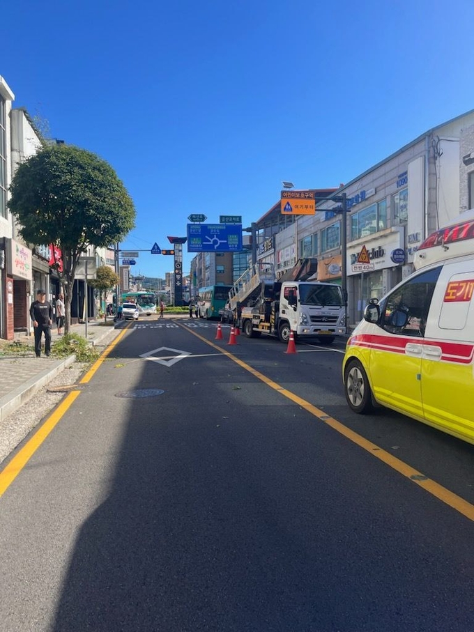  27일 안성시 고삼면 금산교차로 인근 편도1차로 도로에서 시내버스가 작업중이던 고소작업차를 추돌했다. (사진=경기도소방재난본부 제공) 