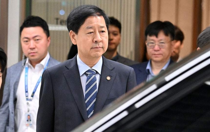 한미 간 ‘2+2 통상협상’을 위해 미국으로 출국하려던 구윤철 부총리 겸 기재부 장관이 지난 24일 인천국제공항 제2여객터미널에서 굳은 표정으로 나오고 있다. (사진=연합뉴스 제공)