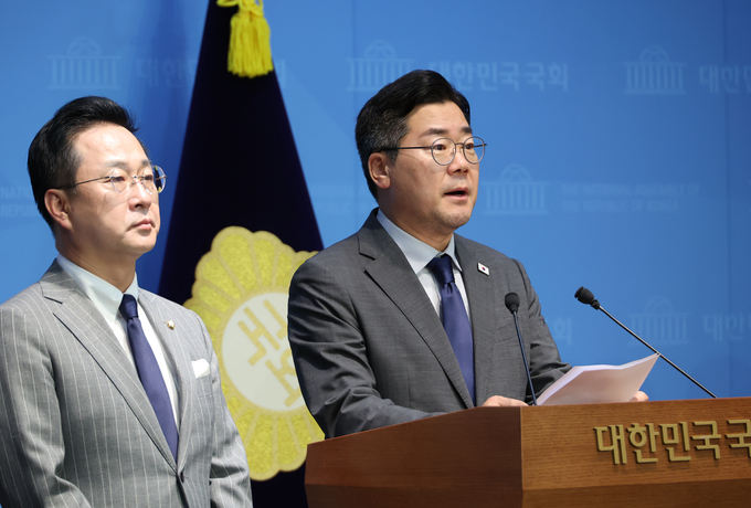 더불어민주당 당대표 후보인 박찬대 의원이 지난 25일 국회 소통관에서 윤석열 전 대통령 체포영장 집행 저지에 나섰던 국민의힘 의원 45인에 대한 제명 촉구 결의안 발의 계획을 밝히고 있다. (사진=연합뉴스)