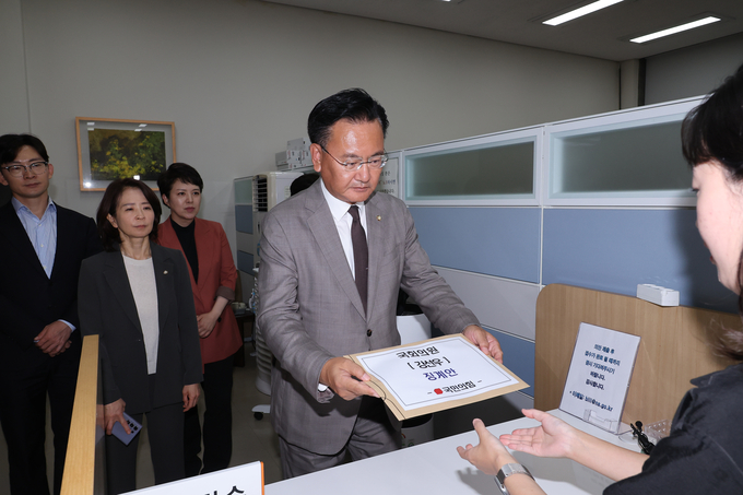 유상범 국민의힘 원내수석부대표가 지난 24일 국회 의안과에 국회의원 강선우 징계요구안을 제출하고 있다. (사진=연합뉴스)