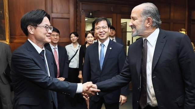 김정관 산업통상자원부 장관, 미국 워싱턴 DC 상무부 회의실에서 하워드 러트닉 상무부 장관과 면담. (사진=연합뉴스 제공)