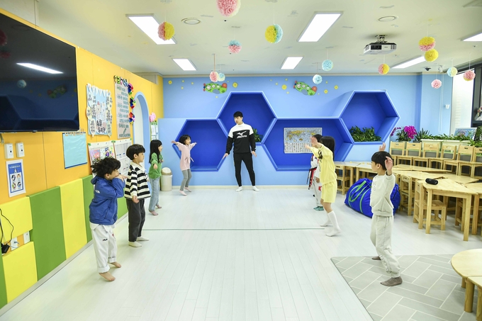 우리아이 행복 돌봄센터에서 활동중인 아이들이 선생님의 가르침을 받고 있다. (사진=김포시청 아동보육과 제공) 