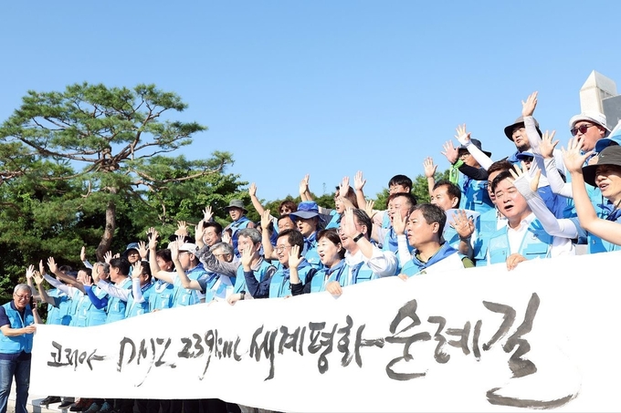 28일 파주 임진각에서 열린 ‘통일걷기’ 출정식에서 김동연 경기도지사 등 참석자들이 기념촬영을 하고 있다. (사진=경기도 제공)