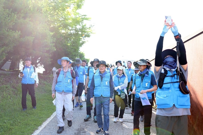 28일 파주 임진각에서 열린 ‘통일걷기’ 출정식을 마친 뒤 김동연 경기도지사 등 참석자들이 1일차 코스를 걷고 있다. (사진=경기도 제공)