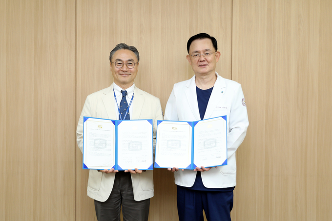 지난 23일 경기도의료원 안성병원에서 열린 핵심진료협력병원 협약식에서 (왼쪽부터) 정진영 가톨릭대 성빈센트병원 의무원장과 장영록 경기도의료원 안성병원장이 기념촬영을 하고 있다. (사진=가톨릭대 성빈센트병원 제공) 