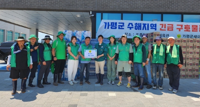  구리시새마을회가 지난 25일 가평군 일원의 수해 현장을 찾아 긴급 복구 활동을 펼쳤다. (사진=구리시 제공)