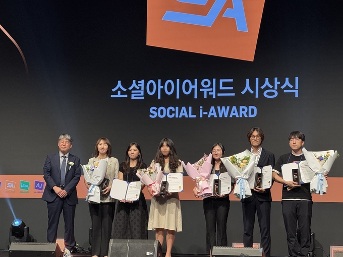 24일 양재 엘타워에서 개최한 ‘소셜아이어워드(i-AWARD) 2025’ 시상식 현장에서 최우수상 수상 모습. (사진=부천시 제공)