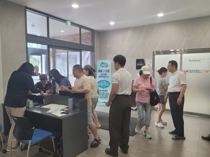 오산시가 관내 8개 동에 직원들을 투입하여 지원하고 있는 모습. (사진=오산시 제공)