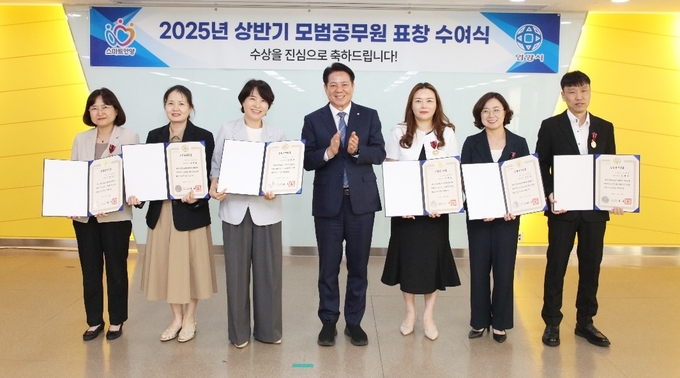 최대호(가운데) 안양시장이 상반기 모범공무원에게 표창을 수여한 뒤 기념촬영을 하고 있다. (사진=안양시 제공) 