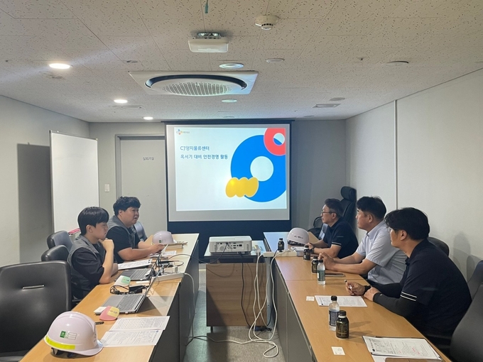 안전보건공단이 cj양지센터를 찾아 현장 점검을 실시했다. (사진=안전보건공단 제공)