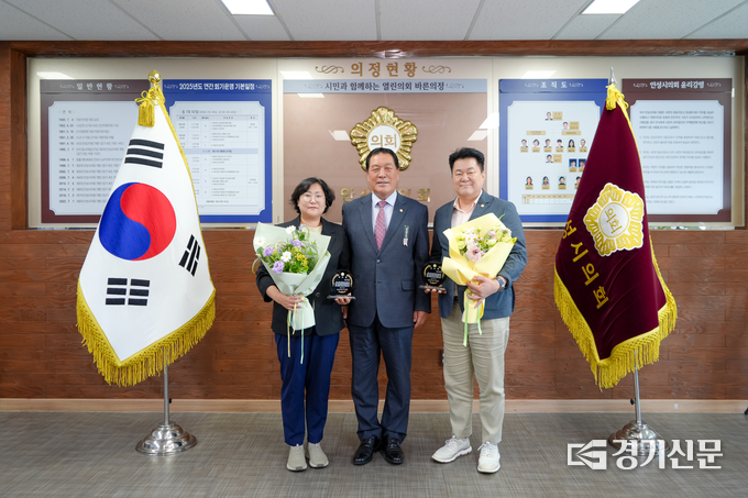 안성시의회는 이관실 의원, 이중섭 의원을 행정사무감사 우수의원을 선정해 공로패를 전달하고 기념촬영을 하고 있다. 왼쪽부터) 이관실 시의원, 안정열 의장, 이중섭 시의원. (사진=안성시의회 제공)