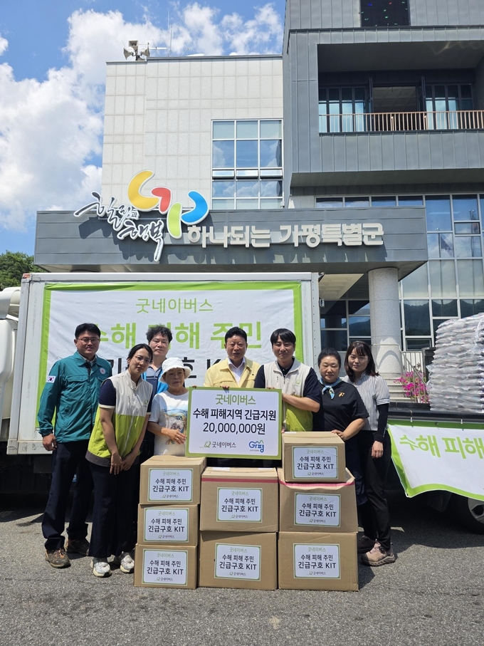 서태원 가평군수(중앙)와 굿네이버스 강원지부 이서환 지부장(오른쪽)이 함께 사진촬영하고 있다. (사진=가평군 제공)