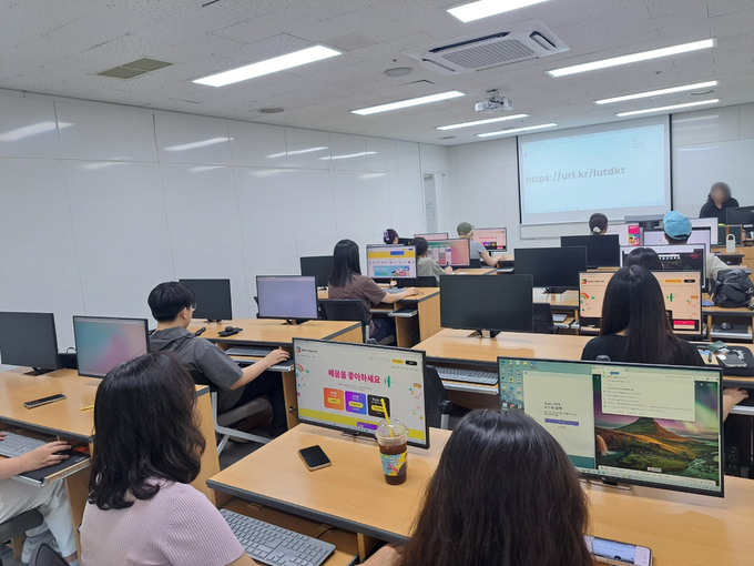 김포시 청년지원센터가 캔바를 활용한 편집디자인 수업에서 청년들의 강의를 듣고 있다. (사진 =김포시 청년지원센터 제공)