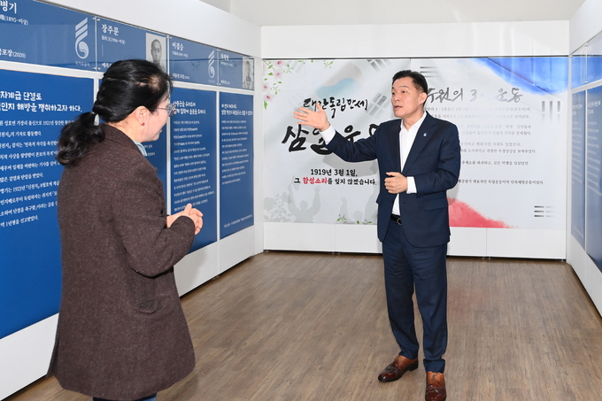 이재준 수원시장이 수원시가 발굴한 13인의 독립운동가 전시를 관람하고 있다. (사진=수원시 제공)