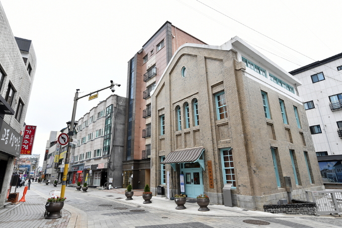 여름방학을 맞아 특별 프로그램을 운영하는 수원 구부국원. (사진=수원시 제공)